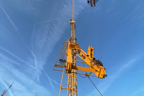 Worlds-first-Potain-MR-229-luffing-jib-crane-erected-in-London-UK-4.jpg